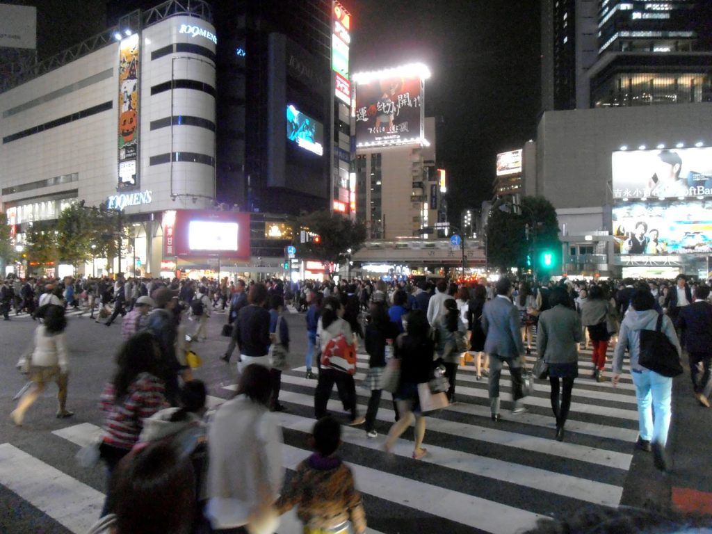 El multitudinario cruce de Shibuya El multitudinario cruce de Shibuya