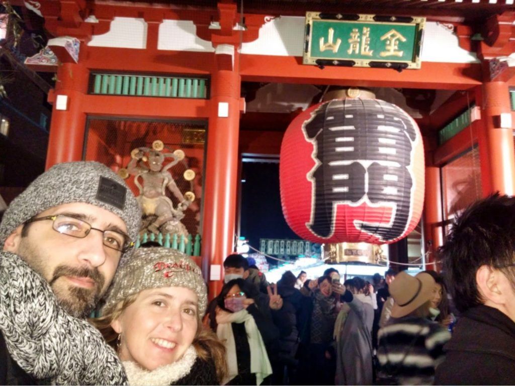 Feliz Año Nuevo desde el templo Sensoji en Asakusa Feliz Año Nuevo desde el templo Sensoji en Asakusa