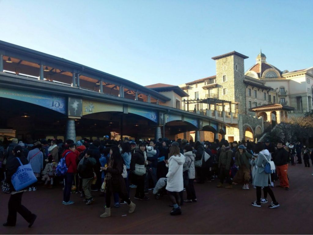 Las colas de gente para entrar a primera hora y aprovechar a tope el parque Tokyo DisneySea