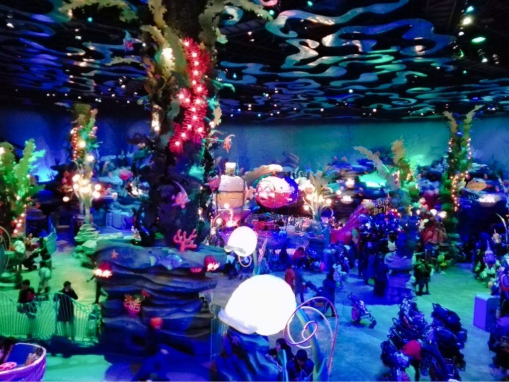 En su interior el fondo del mar brilla con su coral y su fauna marina En su interior el fondo del mar brilla con su coral y su fauna marina